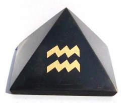 Šungitová pyramída so znamením Vodnár