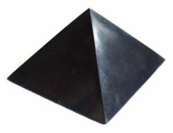 Šungitová pyramída leštená 15x15 cm
