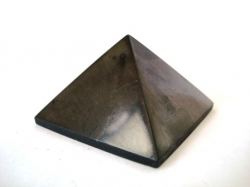 Šungitová pyramída leštená 3x3 cm