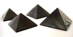 Šungitová pyramída leštená 4x4 cm