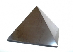 Šungitová pyramída leštená 7x7 cm