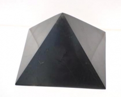 Šungitová pyramída leštená 9x9 cm