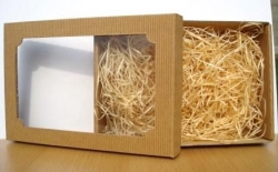 Krabice darčeková s priehľadným vekom a výplňou (drevitá vlna)