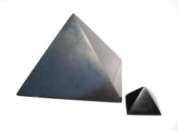 Šungitová pyramída leštená 9x9 cm