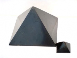 Šungitová pyramída leštená 10x10 cm