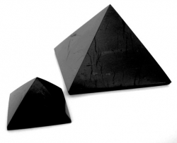 Šungitová pyramída leštená 5x5 cm