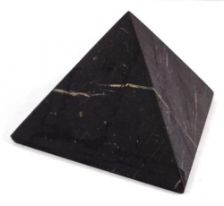 Šungitová pyramída neleštená 4x4 cm 