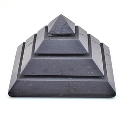 Šungitová pyramída leštená 7x7 cm - kopie