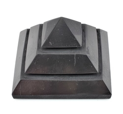 Šungitová pyramida vyřezávaná 5cm