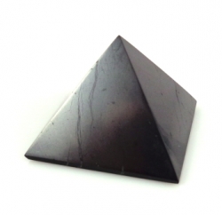 Šungitová pyramída leštená 4x4 cm - kopie
