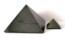 Šungitová pyramída leštená 8x8 cm