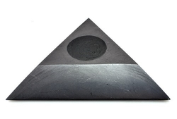 Šungitový podstavec trijuholník veľký