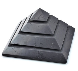 Shungite pyramid polished 7x7 cm - kopie