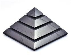 Šungitová pyramida vyřezávaná 7cm