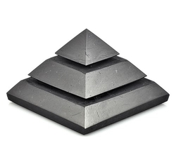 Šungitová pyramida vyřezávaná 5cm