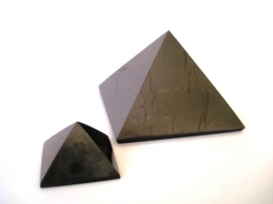 Shungite pyramid polished 3x3 cm